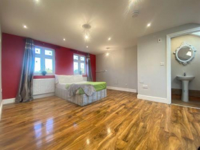 Massive Studio with Garden In Leafy Canary Wharf Docklands Retreat